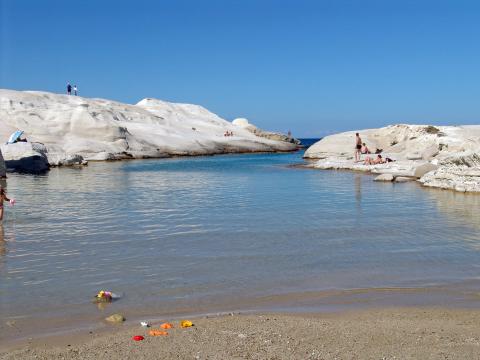 Η παραλία Σαρακηνικό στη Μήλο