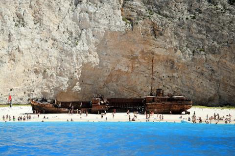 Κόσμος απολαμβάνει το μπάνιο του στην Παραλία Ναυάγιο Ζάκυνθος