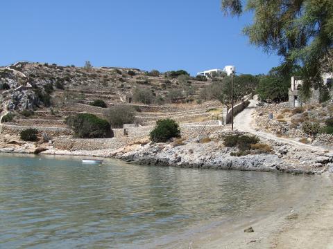 Μικρή παραλία και αναβαθμίδες με την τοπική βλάστηση στο νησί της Σχοινούσσας
