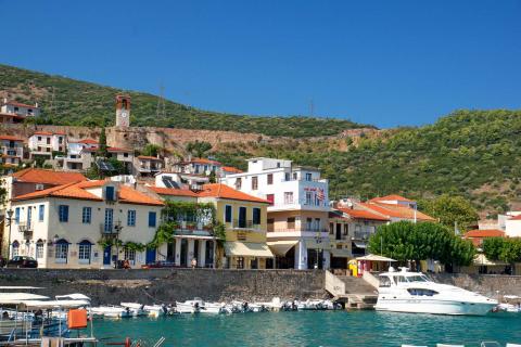 Τα οικοδομήματα και το πέτρινο τείχος μπροστά από το λιμάνι της Ναυπάκτου