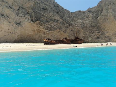 Το σκουριασμένο καράβι και λουόμενοι στην Παραλία Ναυάγιο της Ζακύνθου