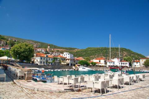 Τραπεζοκαθίσματα από καφετέριες γύρω από το ιστορικό Λιμάνι του Ναυπλίου
