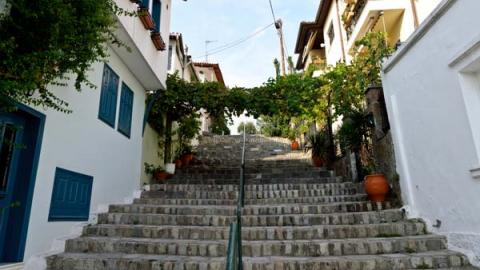 Δρόμος με σκαλοπάτια στην άνω πόλη Θεσσαλονίκης