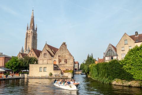 Κρουαζιέρα με καραβάκι σε ένα κανάλι του Μπριζ αξιοθέατα