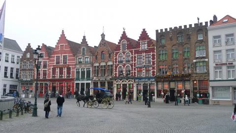 Μπριζ Αξιοθέατα τα χαρακτηριστικά οικοδομήματα που περιβάλουν την Πλατεία Αγοράς