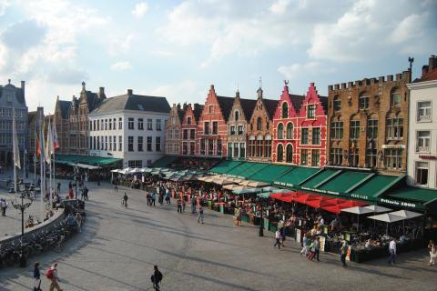 Μπριζ αξιοθέατα, σειρά από καφετέριες στην Πλατεία Αγοράς