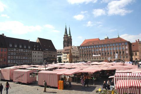 Πάγκοι στην κεντρική αγορά της Νυρεμβέργης στην Πλατεία Hauptmarkt