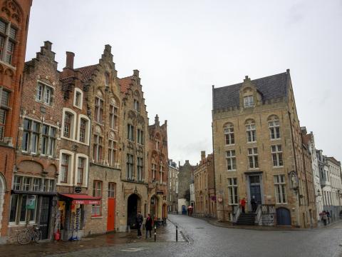 Πέτρινοι δρόμοι και ιστορικά κτήρια στο ιστορικό κέντρο της Μπριζ