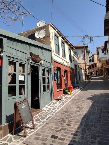 Πλακόστρωτη οδός Ακρίτα και μαγαζιά στην Άνω Πόλη Θεσσαλονίκη