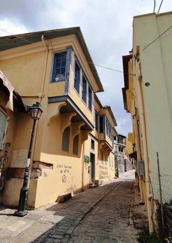 Πλακόστρωτο σοκάκι με ιστορικά κτίρια στην Άνω Πόλη Θεσσαλονίκη