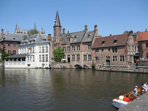 Σπίτια της Παλιάς πόλης της Μπριζ που είναι χτισμένα ακριβώς δίπλα στο κανάλι