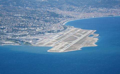 Το αεροδρόμιο της Νίκαιας και ο αστικός ιστός της πόλης δίπλα στη θάλασσα