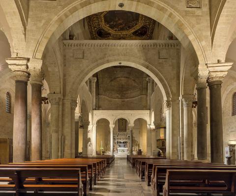 Το εσωτερικό της εκκλησίας του Αγίου Νικολάου στο Μπάρι, Ιταλία