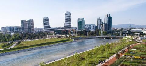 Ένα πάρκο (Hudavendigar Park)δίπλα στο ποτάμι και στο βάθος μια σύγχρονη συνοικία της Προύσας