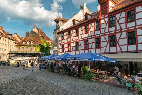 Εστιατόρια και παραδοσιακά σπίτια σε πλατεία της Παλιάς Πόλης (Tiergärtnertor Platz) στη Νυρεμβέργη