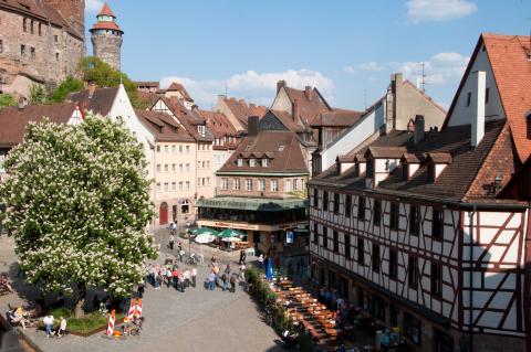 Η γραφική όψη της Νυρεμβέργης στην Πλατεία Tiergärtnertor δίπλα το κάστρο