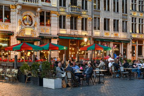 Κόσμος απολαμβάνει καφέ η μπύρα στα υπαίθρια τραπεζοκαθίσματα της Πλατείας Γκραν Πλας των Βρυξελλών 