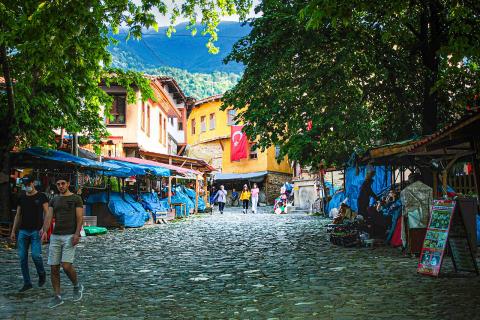 Μια αγορά σε πλακόστρωτη πλατεία με παραδοσιακά σπίτια σε περιφερειακή συνοικία (Cumalıkızık) της Προύσας