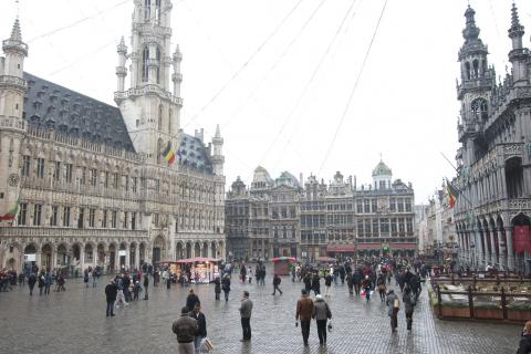 Μια βροχερή μέρα και κόσμος στην Πλατεία Γκράν Πλας (Gran Place) των Βρυξελλών