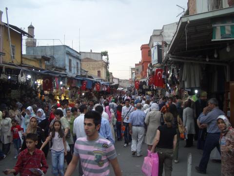 Πλήθος κόσμου περπατάει στο δρόμο μιας υπαίθριας αγοράς της Προύσας