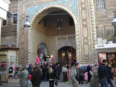 Προύσα αξιοθέατα, η κύρια είσοδος της σκεπαστής αγοράς Koza Han 