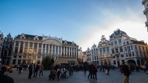 Τα Σπίτια των Δικών της Βραβάντης, κόσμος και άλλα κτίρια στην Πλατεία Γκρότε Μαρκτ-Γραν Πλας Βρυξέλλες