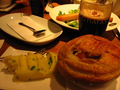 Τοπικές συνταγές με συνοδεία μαύρης μπύρας Γκίνες