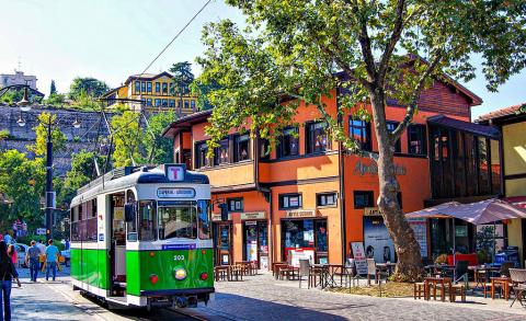 Τραμ στη λεωφόρο Τσουμχουριέτ (Cumhuriyet) στην Προύσα, Τουρκία.