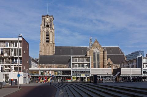 Η πλάγια όψη της Μεγάλης Εκκλησίας του Αγίου Λαυρεντίου στο Ρότερνταμ