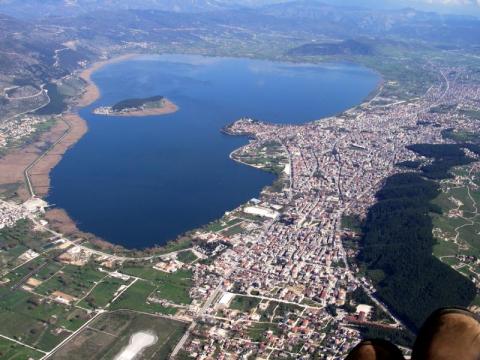Αεροφωτογραφία με τα Ιωάννινα και τη λίμνη των Ιωαννίνων