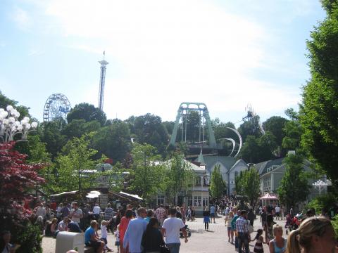 Κόσμος στο Λούνα Πάρκ Λισεμπέρι (Liseberg) στο Γκέτεμποργκ
