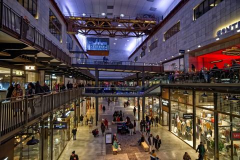 Κόσμος ψωνίζει σε ένα εμπορικό κέντρο του Λονδίνου Battersea Power Station