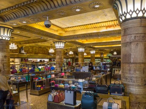 Προϊόντα σε σε ένα κατάστημα του πολυκαταστήματος Χάροντς (Harrods) Λονδίνο