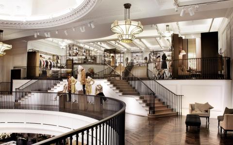 Το εσωτερικό στο κατάστημα Burberry στο Λονδίνο