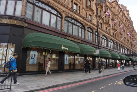 Το πεζοδρόμιο και οι βιτρίνες με τις χαρακτηριστικές πράσινες τέντες μπροστά στο Χάροντς 
