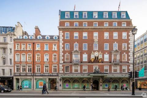 Το ντελικατέσεν πολυκατάστημα Fortnum & Mason στην οδό Πικαντίλι του Λονδίνου
