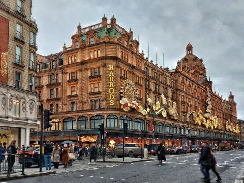 Χριστουγεννιάτικοι στολισμοί στο κτίριο του καταστήματος Χάροντς στο Λονδίνο