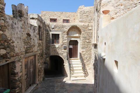 Πλακόστρωτο σοκάκι με ενετικά κτίσματα, Χώρα Νάξος