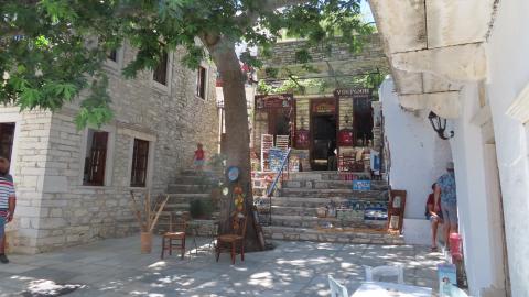 Νάξος Πλατεία με έναν πλάτανο στο χωριό Απείρανθος 