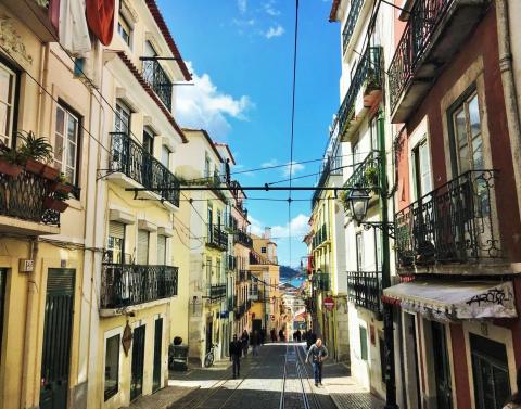 Στενός δρόμος με αρχοντικά σπίτια Λισαβόνα Πορτογαλία