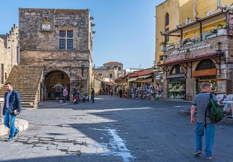 Ένα τμήμα της Πλατείας Ιπποκρατους στην Παλιά Πόλη της Ρόδου