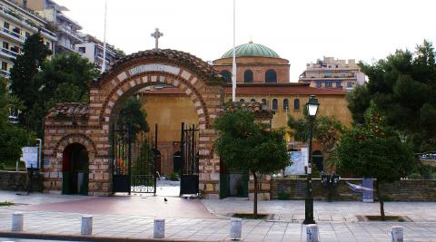 Η είσοδος στο προάυλιο του ιερού ναού της Αγίας Σοφίας Θεσσαλονίκη