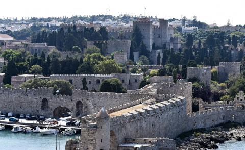 Παλιάς Πόλη Ρόδος, τα οχυρωματικά τείχη