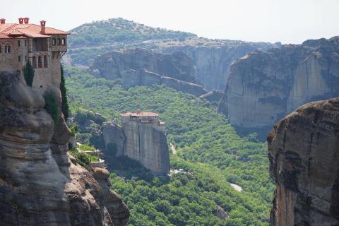 Αριστερά τμήμα του Μοναστηριού Βαρλαάμ και στο βάθος η Μονή Ρουσάνου