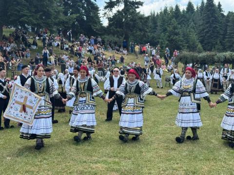 Γυναίκες με το φλάμπουρο και παραδοσιακές στολές χορεύουν στο αντάμωμα των Σαρακατσάνων Περτούλι