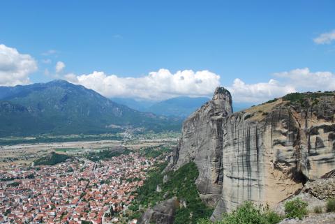 Η Καλαμπάκα δίπλα στα επιβλητικά Μετέωρα