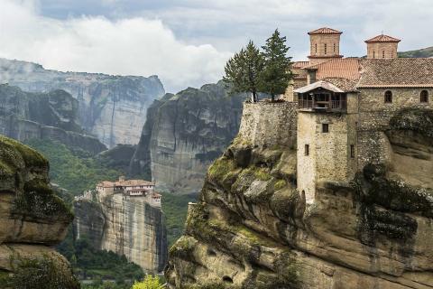 Η Μονή Βαρλαάμ και πιο κάτω η Μονή Ρουσάνου στα Μετέωρα