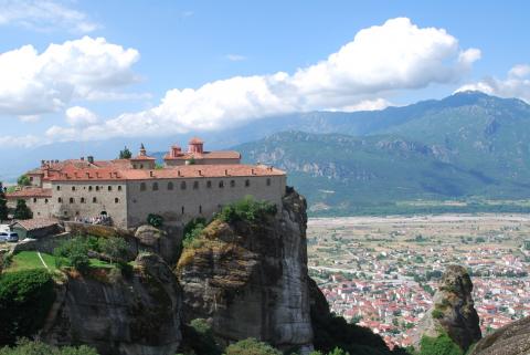 Η Μονή του Αγίου Στεφάνου στα Μετέωρα με φόντο την πόλη της Καλαμπάκας