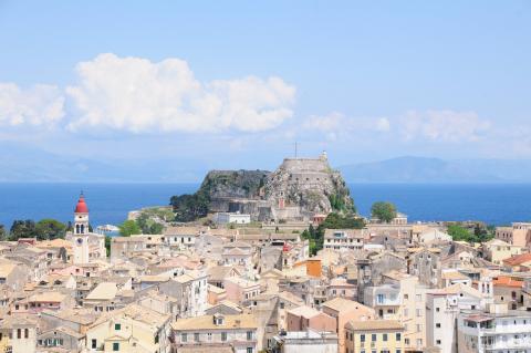 Η Παλιά πόλη της Κέρκυρας και στο βάθος ο λόφος του Παλιού Φρουρίου