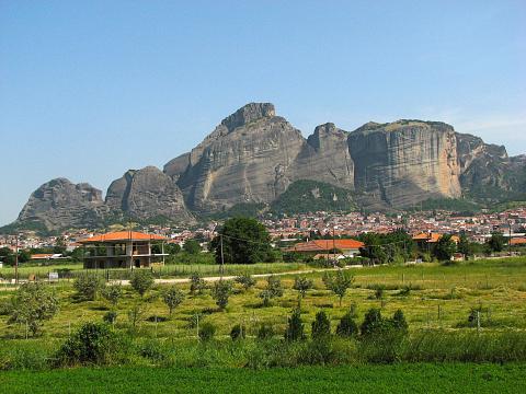 Η πόλη της Καλαμπάκας και πίσω τα επιβλητικά και διάσημα Μετέωρα